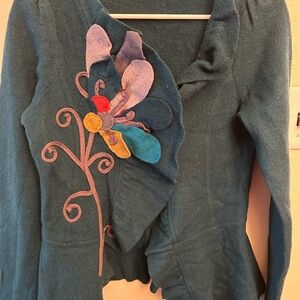 Green sleeping on snow wool sweater